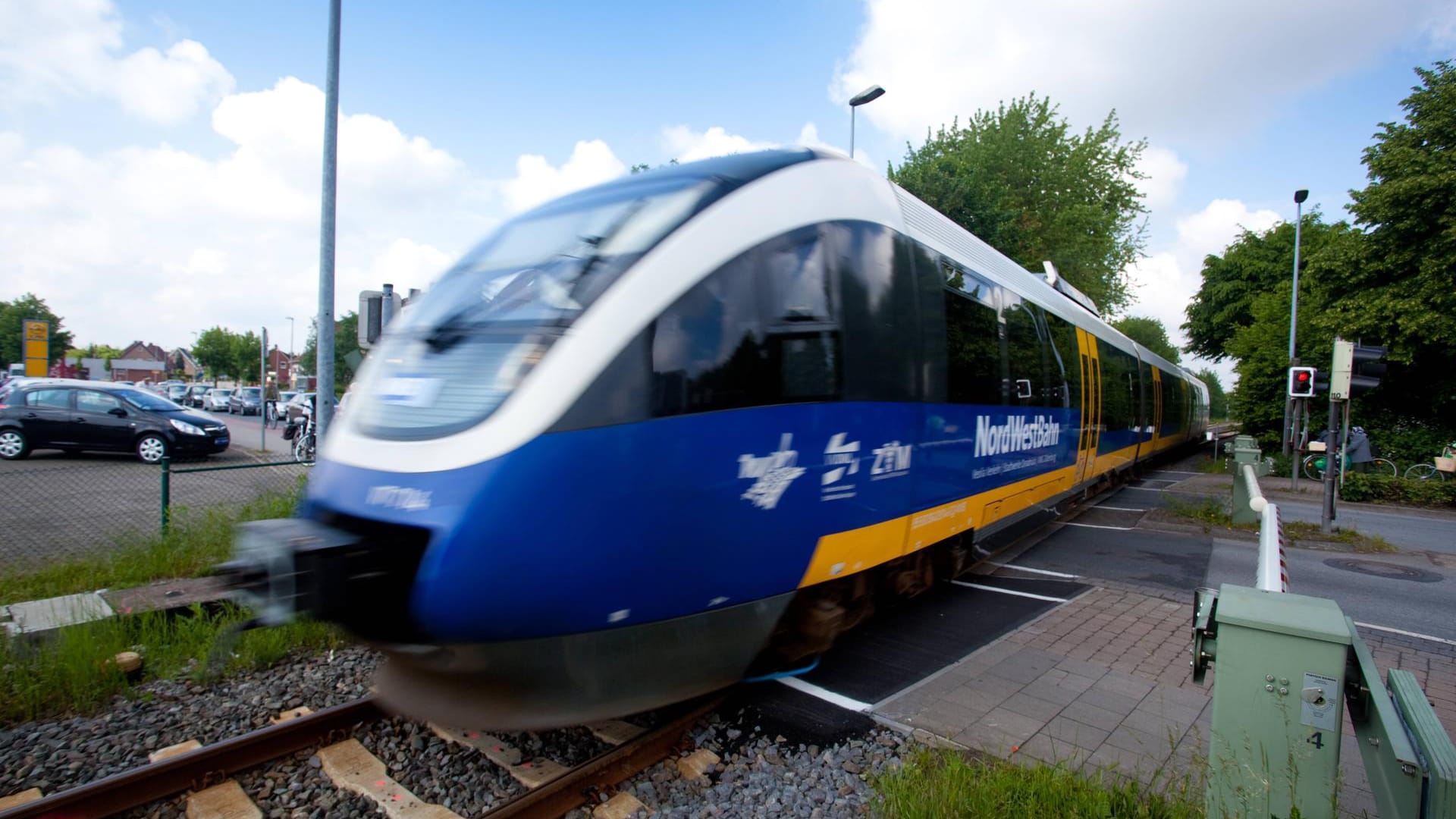Ein Zug der NordWestBahn passiert einen Bahnübergang (Symbolbild): In der Nähe von Bielefeld ist eine Frau nach einer Zug-Kollision verstorben. Ein Zug der NordWestBahn passiert einen Bahnübergang (Symbolbild): In der Nähe von Bielefeld ist eine Frau nach einer Zug-Kollision verstorben.