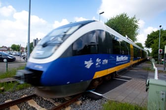Ein Zug der NordWestBahn passiert einen Bahnübergang (Symbolbild): In der Nähe von Bielefeld ist eine Frau nach einer Zug-Kollision verstorben.