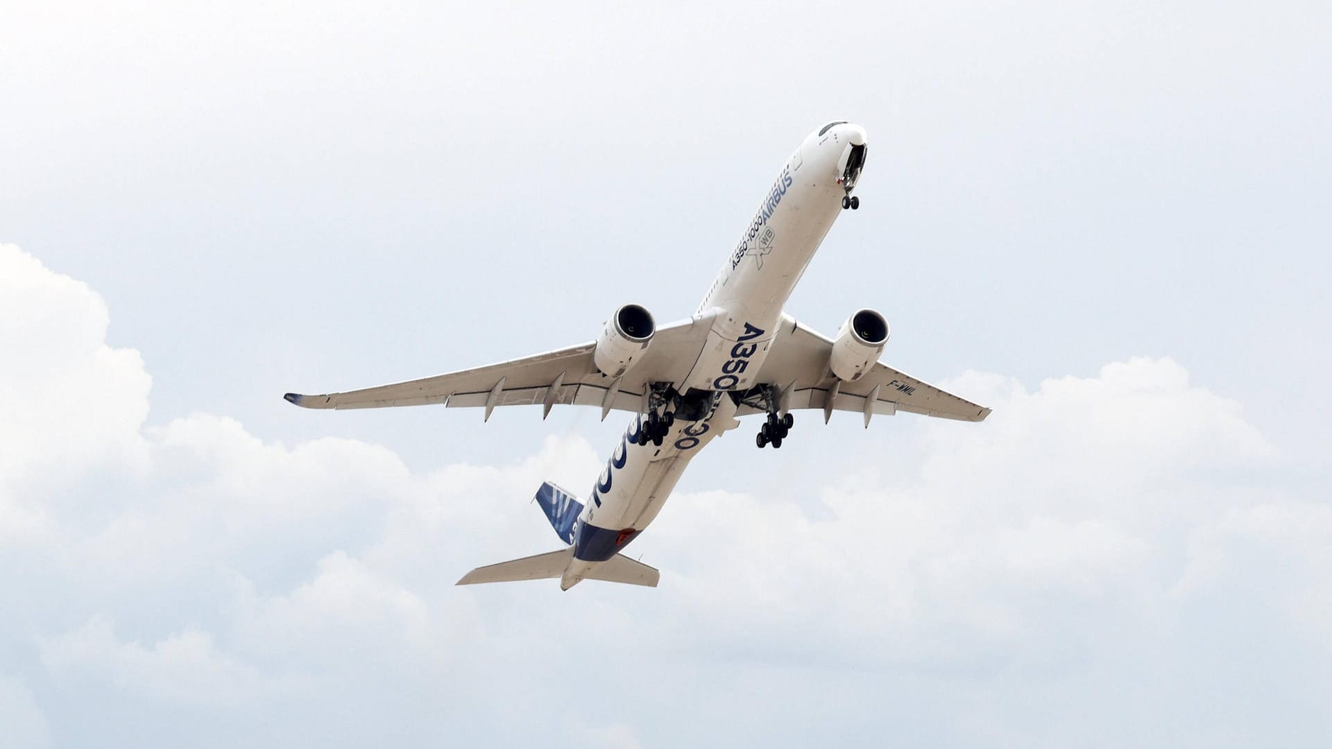 Ein Airbus A350-1000 (Symbolbild): Der Flugzeughersteller Airbus steigt in den Dax auf.