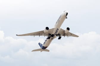Ein Airbus A350-1000 (Symbolbild): Der Flugzeughersteller Airbus steigt in den Dax auf.