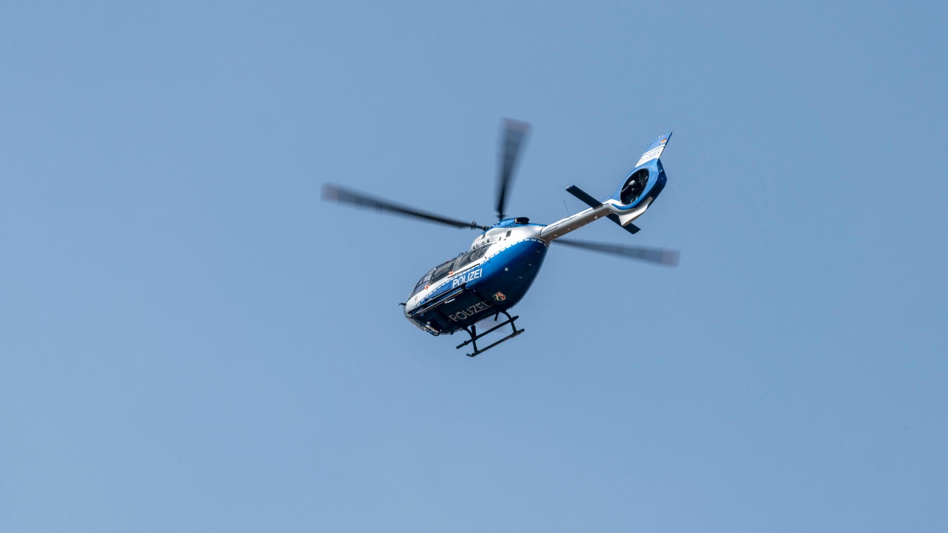 Ein Hubschrauber der Polizei in der Luft (Symbolbild): Von dem Flüchtigen geht laut Polizei keine Gefahr aus.