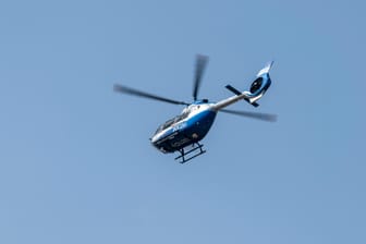 Ein Hubschrauber der Polizei in der Luft (Symbolbild): Von dem Flüchtigen geht laut Polizei keine Gefahr aus.