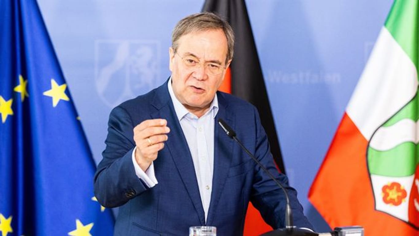 Armin Laschet (CDU) spricht während einer Pressekonferenz