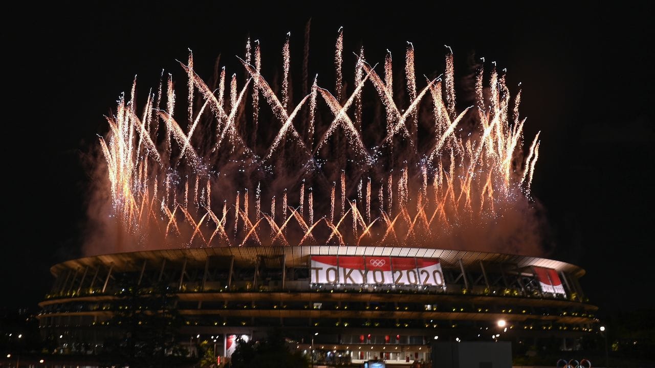 Ein großes Feuerwerk zum Start der Eröffnungsfeier in Tokio.