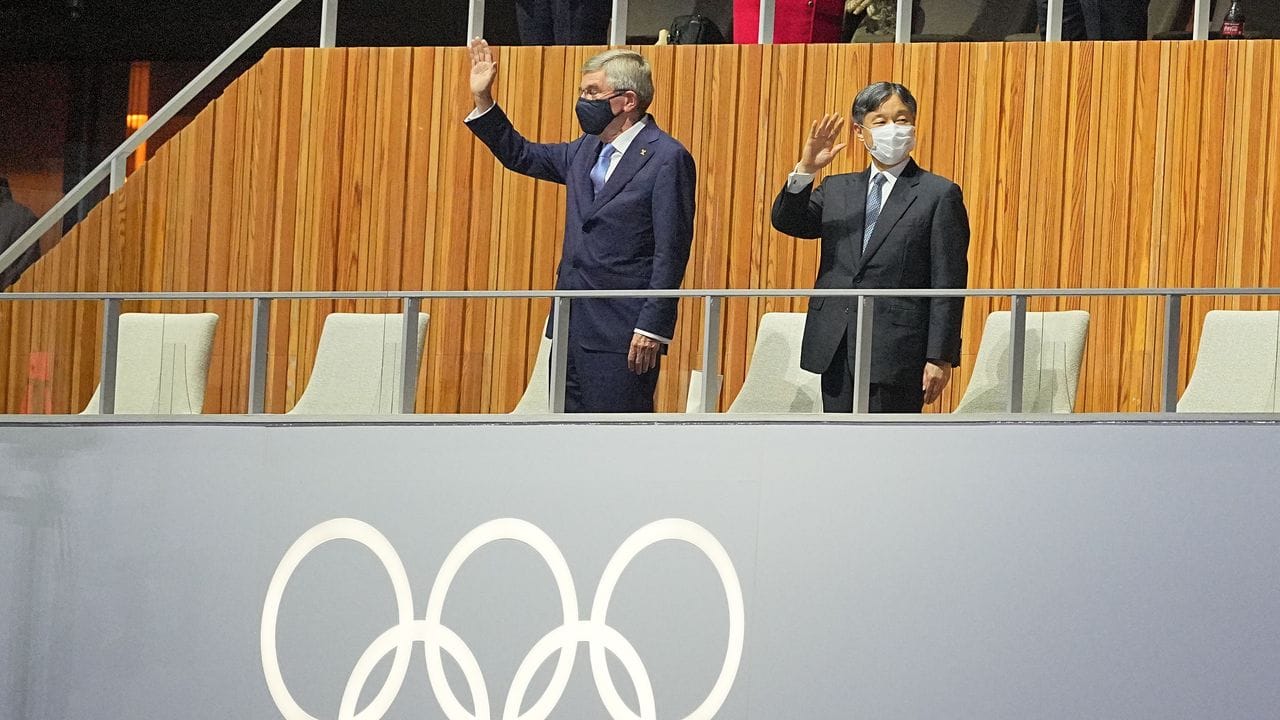 Thomas Bach (l) und der japanische Kaiser Naruhito winken vor Start der Zeremonie.