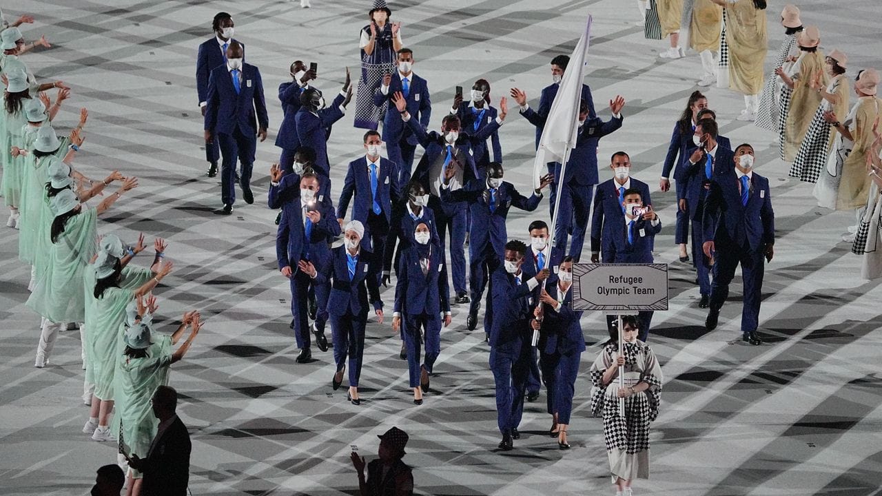 Die Fahnenträger Yusra Mardini und Leichtathlet Tachlowini Gabriyesos führen das IOC-Flüchtlingsteam ins Stadion.