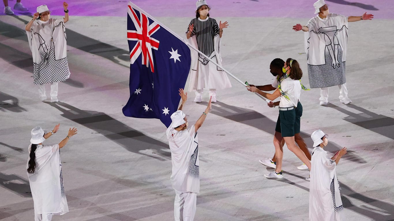 NBA-Star Patty Mills und Schwimmerin Cate Campbell trugen gemeinsam die australische Fahne.