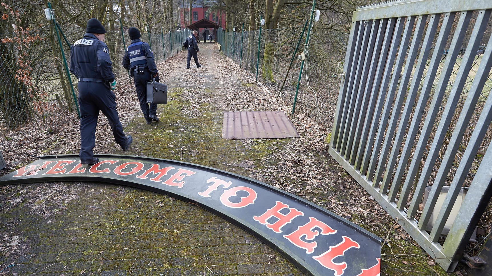 Polizeibeamte durchsuchen das Clubheim des Rockerclubs Hells Angels Bonn (Archivbild): Die Sicherstellung des Vereinsgeländes durch den Staat war nach dem Urteil eines Gerichts rechtens.