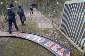 Polizeibeamte durchsuchen das Clubheim des Rockerclubs Hells Angels Bonn (Archivbild): Die Sicherstellung des Vereinsgeländes durch den Staat war nach dem Urteil eines Gerichts rechtens.