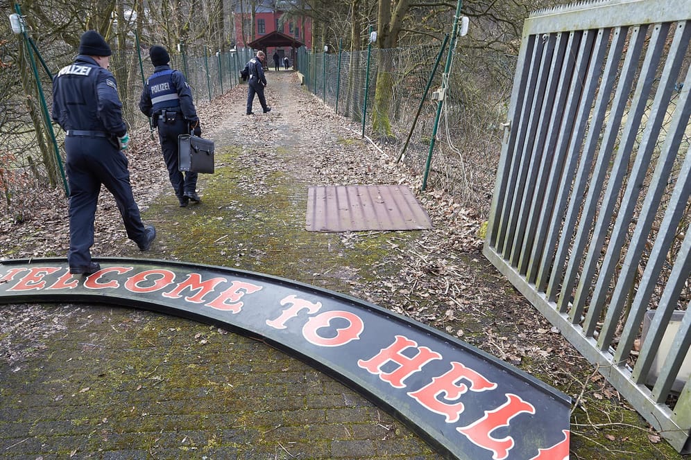 Polizeibeamte durchsuchen das Clubheim des Rockerclubs Hells Angels Bonn (Archivbild): Die Sicherstellung des Vereinsgeländes durch den Staat war nach dem Urteil eines Gerichts rechtens.