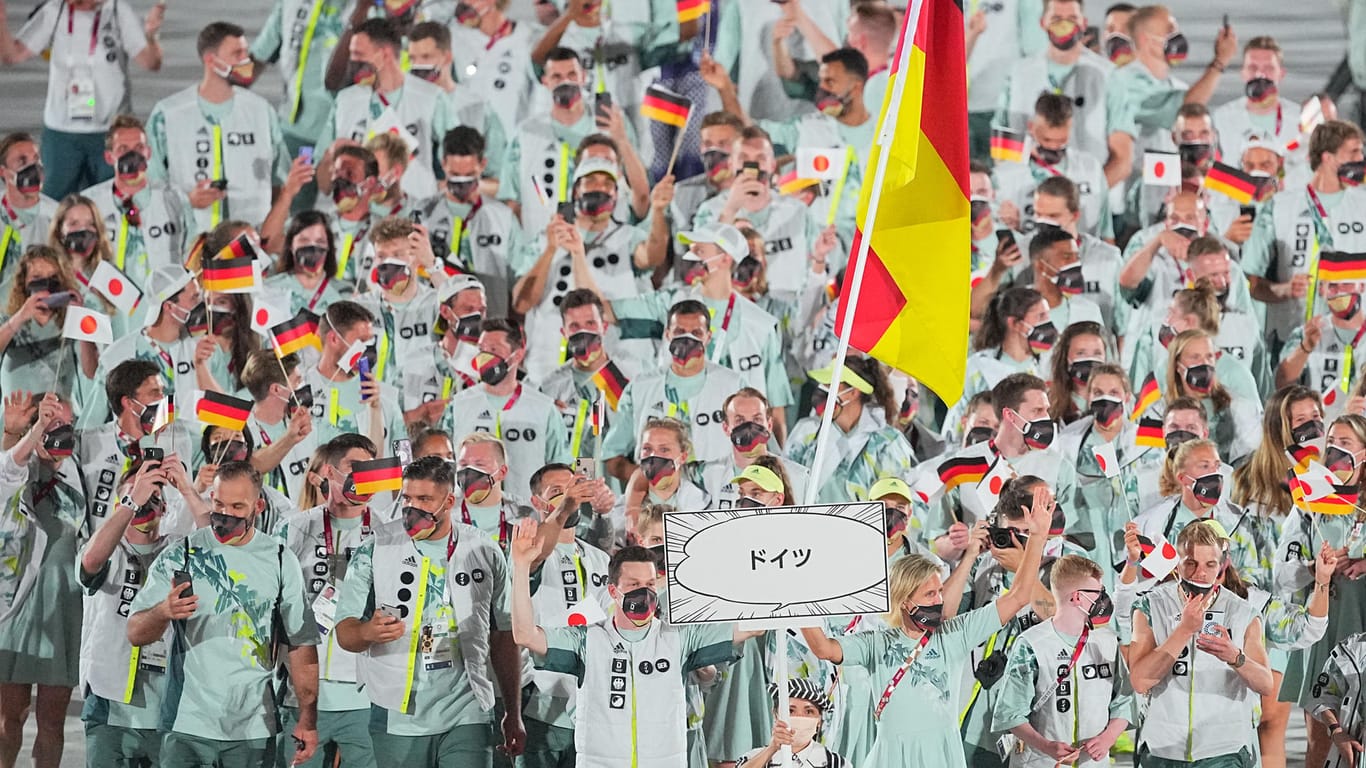 Eröffnungsfeier im Olympiastadion in Tokio: Die Mannschaft aus Deutschland mit den Fahnenträgern Patrick Hausding und Beachvolleyballspielerin Laura Ludwig zieht ein.