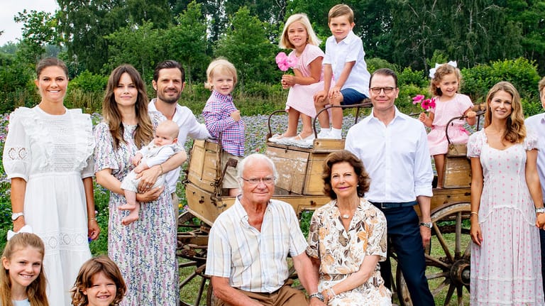 Die Schweden Royals: Die gesamte Familie posiert für das Sommerfoto auf Öland.
