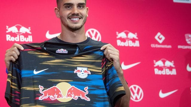 Neuzugang André Silva strahlt bei seiner Vorstellung in Leipzig. Neuzugang André Silva strahlt bei seiner Vorstellung in Leipzig.