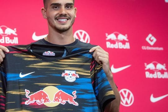 Neuzugang André Silva strahlt bei seiner Vorstellung in Leipzig.