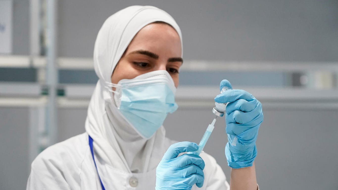 Nun in der EU ab zwölf Jahren zugelassen: Eine Krankenschwester bereitet in Madrid eine Spritze mit dem Moderna-Impfstoff vor.