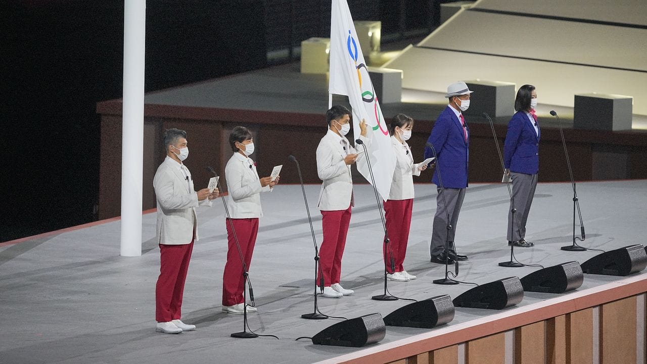 Drei Männer und drei Frauen sprechen den olympischen Eid.