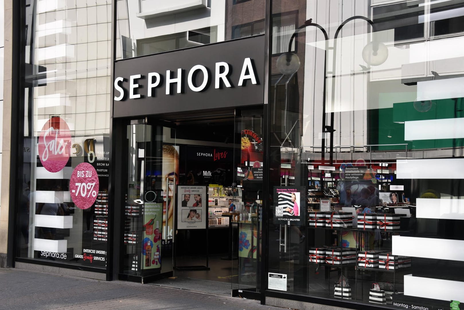 Eine Filiale der französischen Kosmetikkette Sephora (Symbolbild): Das französische Unternehmen will mit dem Kauf des Onlineversands Feelunique vor allem in Großbritannien Fuß fassen. Eine Filiale der französischen Kosmetikkette Sephora (Symbolbild): Das französische Unternehmen will mit dem Kauf des Onlineversands Feelunique vor allem in Großbritannien Fuß fassen.