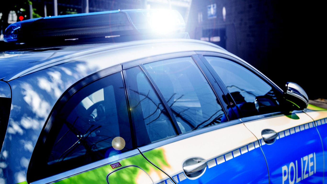 Einsatzfahrzeug der Polizei Hamburg mit Blaulicht (Symbolbild): Ermittler untersuchen momentan zwei ähnliche Fälle mit Stichverletzungen.