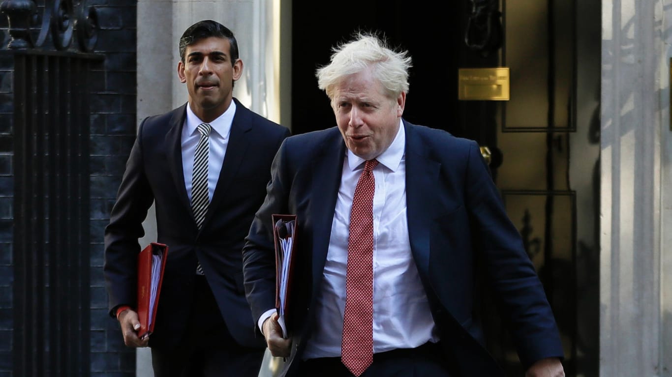 Premierminister Boris Johnson, Finanzminister Rishi Sunak: Die britische Regierung hält an ihrem riskanten Coronakurs fest.
