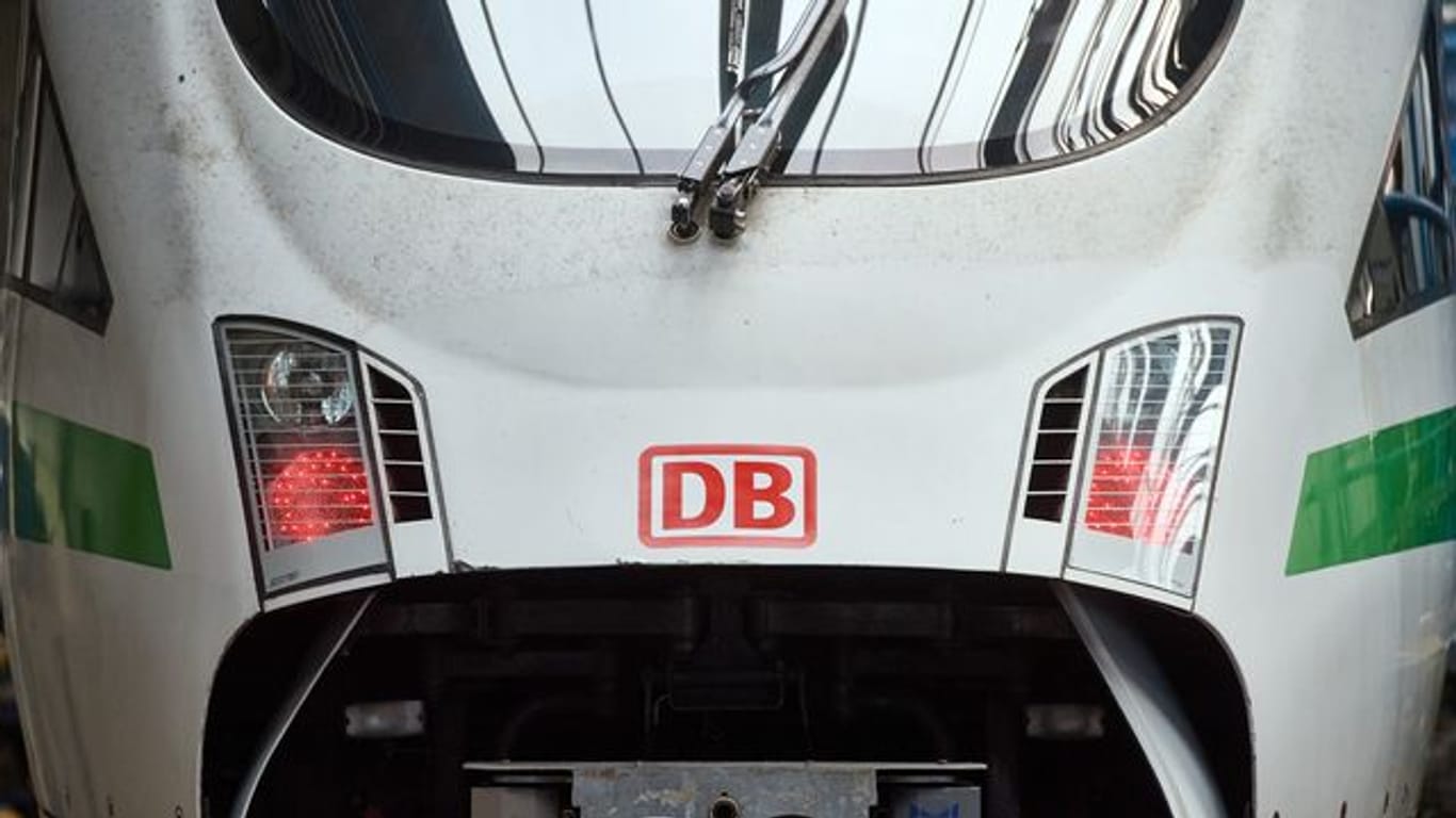 Das Logo der Deutschen Bahn ist auf der Front eines ICE zu sehen (Symbolbild): Ab sofort können Bahnfahrerinnen und -fahrer mit Nahverkehrstickets die Züge zwischen Köln und Düsseldorf nutzen.