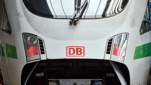 Das Logo der Deutschen Bahn ist auf der Front eines ICE zu sehen (Symbolbild): Ab sofort können Bahnfahrerinnen und -fahrer mit Nahverkehrstickets die Züge zwischen Köln und Düsseldorf nutzen.