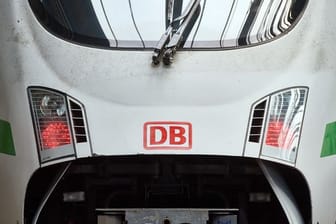 Das Logo der Deutschen Bahn ist auf der Front eines ICE zu sehen (Symbolbild): Ab sofort können Bahnfahrerinnen und -fahrer mit Nahverkehrstickets die Züge zwischen Köln und Düsseldorf nutzen.