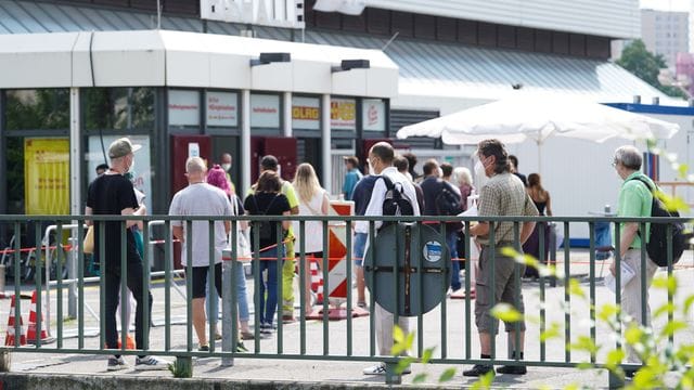 Impfzentrum im Erika-Heß-Eisstadion