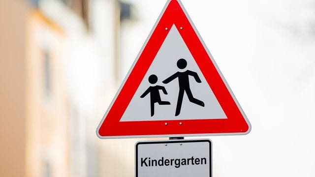 Schild mit der Aufschrift "Kindergarten"