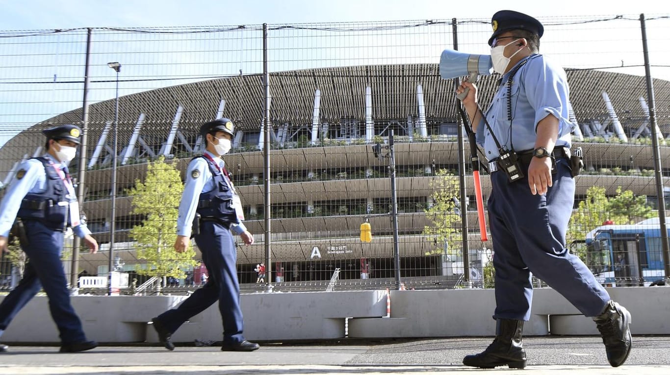 Polizisten patrouillieren vor dem Olympiastadion in Tokio: Bei den Spielen in Japan gelten strenge Regeln.