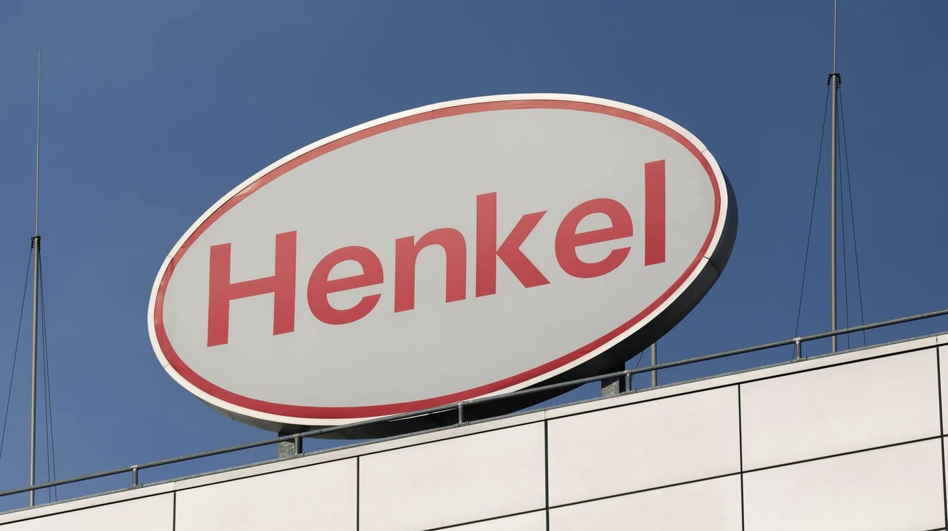 Logo der Firma Henkel am Hauptsitz in Düsseldorf (Symbolbild): Das Unternehmen hat die französische Marke Swania SAS aufgekauft.