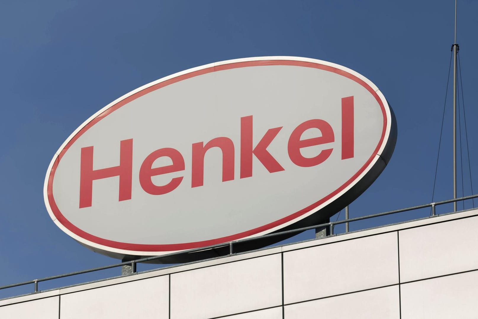 Logo der Firma Henkel am Hauptsitz in Düsseldorf (Symbolbild): Das Unternehmen hat die französische Marke Swania SAS aufgekauft. Logo der Firma Henkel am Hauptsitz in Düsseldorf (Symbolbild): Das Unternehmen hat die französische Marke Swania SAS aufgekauft.