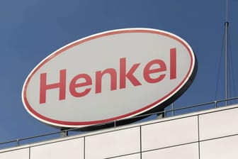 Logo der Firma Henkel am Hauptsitz in Düsseldorf (Symbolbild): Das Unternehmen hat die französische Marke Swania SAS aufgekauft.