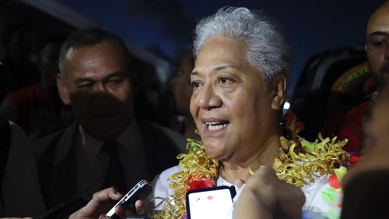 Die erste Regierungschefin Samoas wird von Reportern befragt: Fiame Naomi Mata'afa wurde als erste Frau zur Premierministerin gewählt.