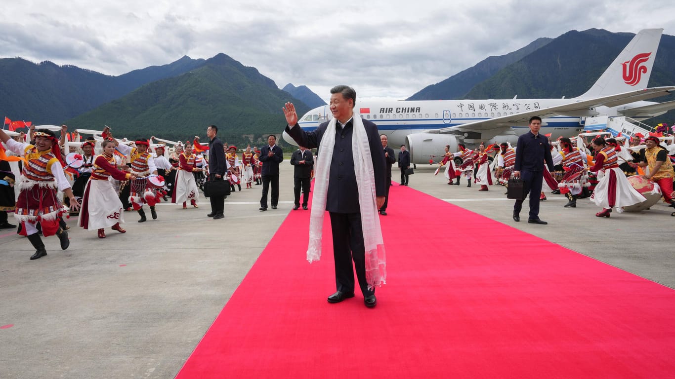 Xi Jinping bei seiner Ankunft in Tibet: Mehr als drei Jahrzehnte sind seit dem letzten Besuch eines chinesischen Staatschefs vergangen.