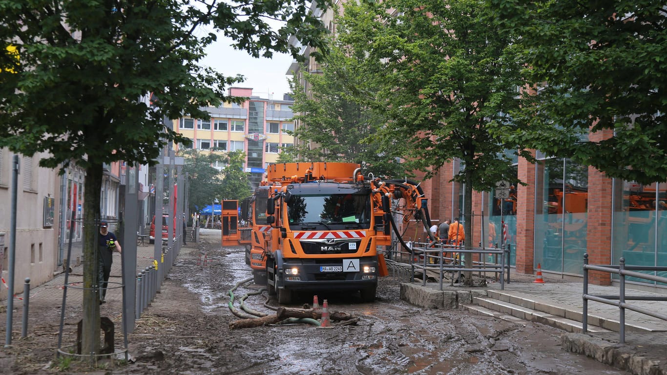 Starkregen ließ auch in Hagen das Flüsschen Volme über die Ufer treten (Archivbild): Den Schlamm sollen Bürger nur mit Handschuhen anfassen, warnt die Stadt.
