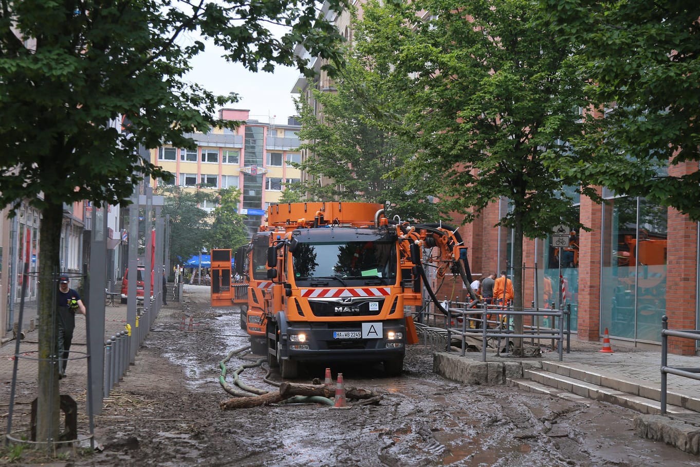 Starkregen ließ auch in Hagen das Flüsschen Volme über die Ufer treten (Archivbild): Den Schlamm sollen Bürger nur mit Handschuhen anfassen, warnt die Stadt.