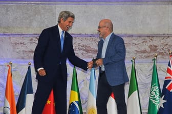 John Kerry (l), Klimabeauftragter der USA, und Roberto Cingolani, Umweltminister von Italien, schütteln die Hände beim G2-Umweltgipfel.