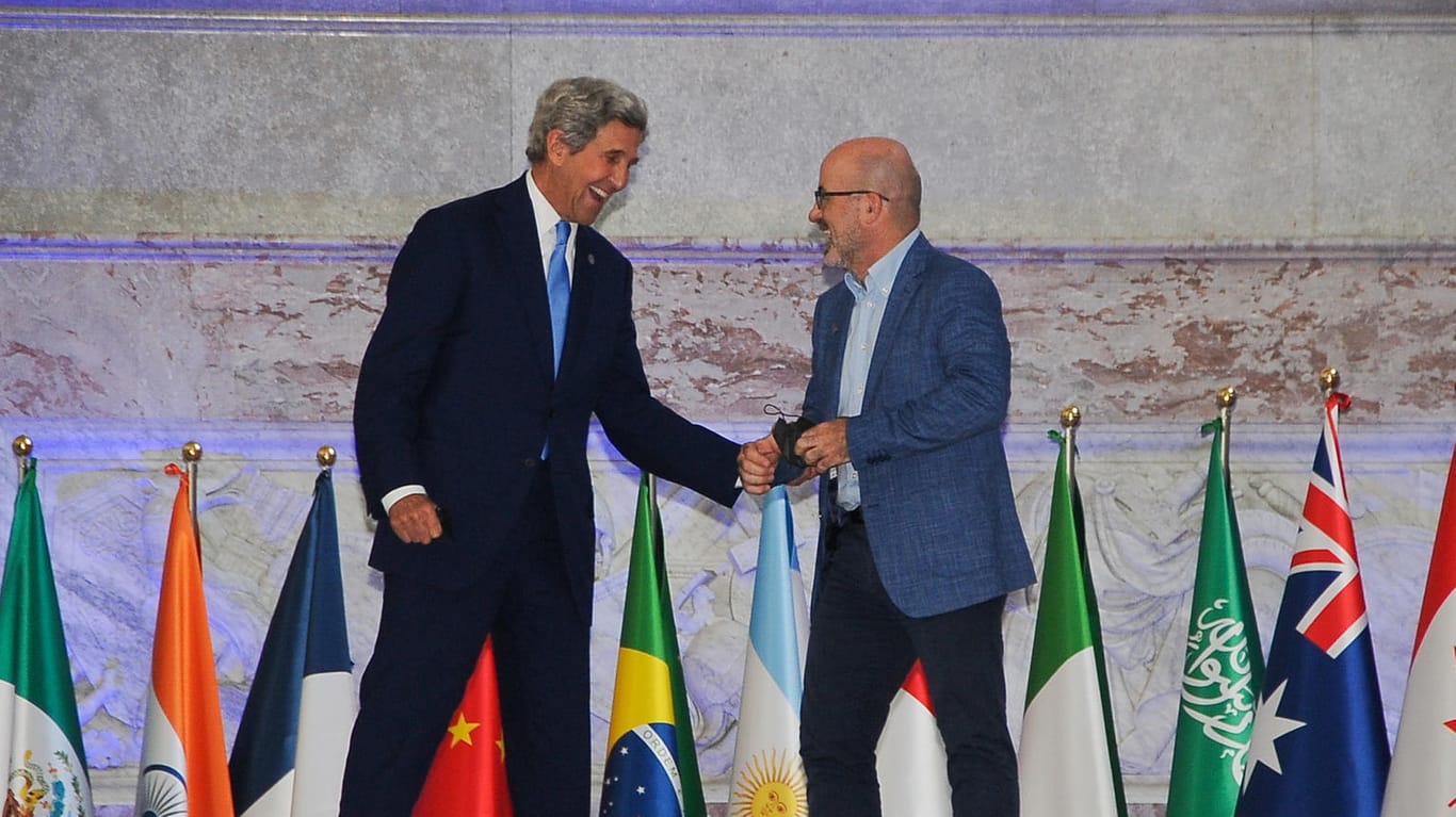 John Kerry (l), Klimabeauftragter der USA, und Roberto Cingolani, Umweltminister von Italien, schütteln die Hände beim G2-Umweltgipfel.