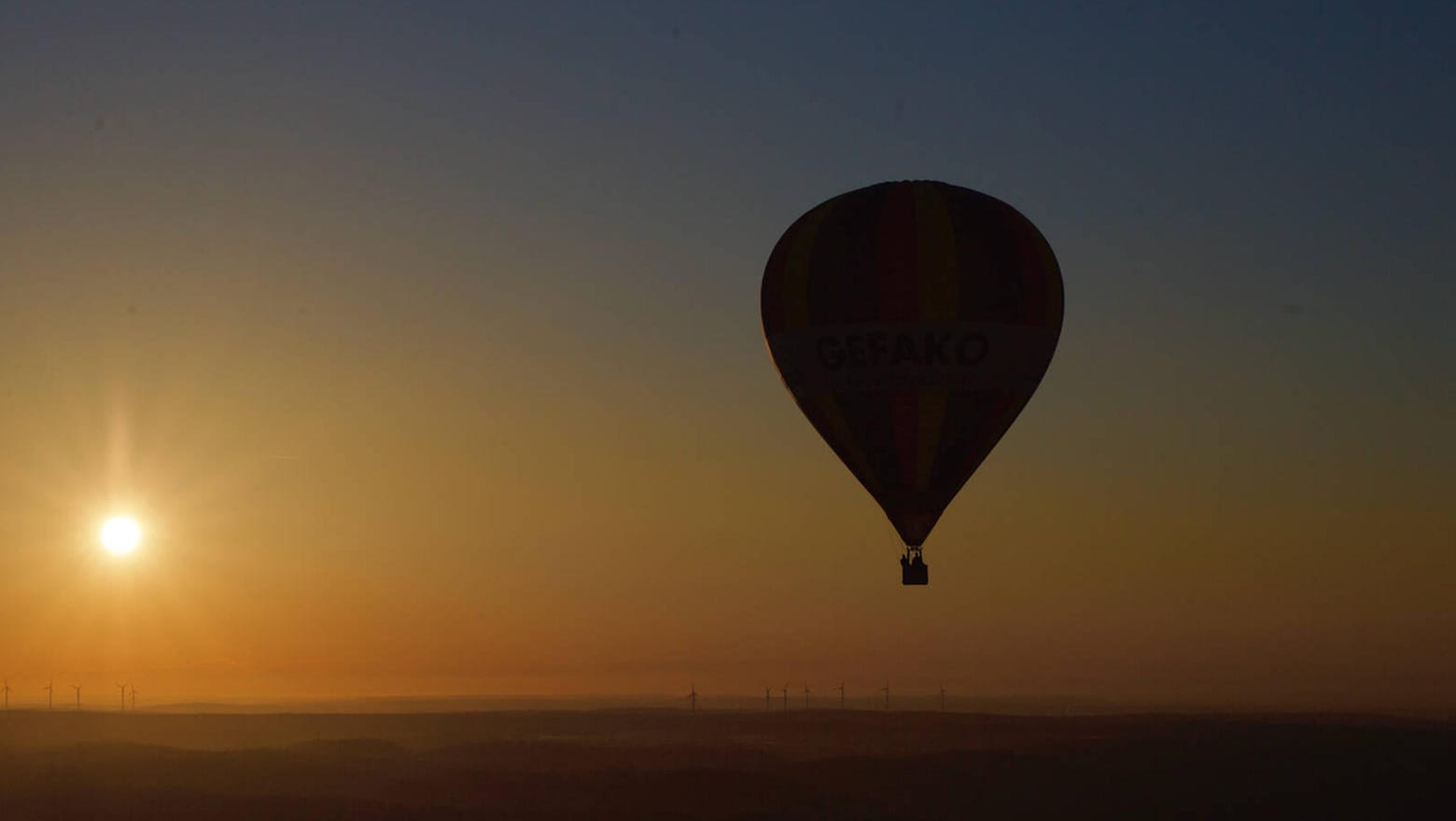 Ein Heißluftballon im Sonnenuntergang (Symbolbild). In Hessen kam es zu einem schweren Unfall mit einem solchen Fluggerät. Ein Heißluftballon im Sonnenuntergang (Symbolbild). In Hessen kam es zu einem schweren Unfall mit einem solchen Fluggerät.