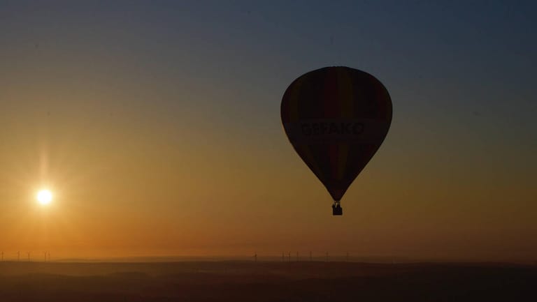 Ein Heißluftballon im Sonnenuntergang (Symbolbild). In Hessen kam es zu einem schweren Unfall mit einem solchen Fluggerät.