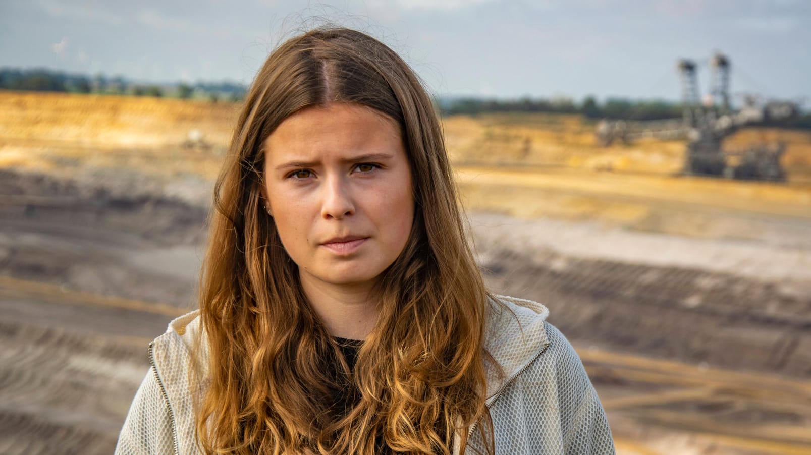 Luisa Neubauer steht vor einem Tagebau (Archivbild). Sie hat die Klimapolitik der Bundeskanzlerin massiv kritisiert.