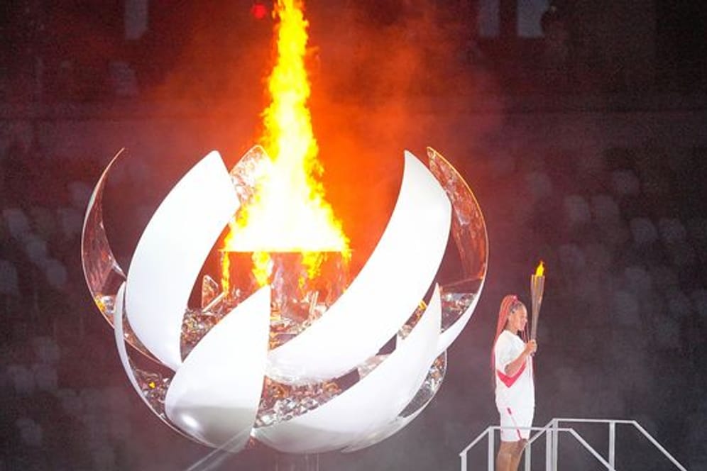 Die olympische Flamme wurde Japans Tennis-Star Naomi Osaka entzündet.