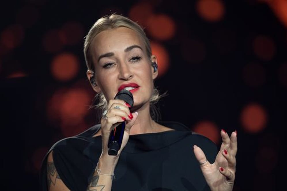 Die deutsche Sängerin Sarah Connor steht auf der Bühne der ARD-Benefizgala in Leipzig.
