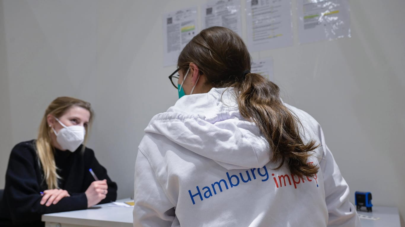 Eine junge Frau bei der Impfberatung in Hamburg (Archivbild). Trotz Impfungen steigen die Infektionszahlen wieder an.