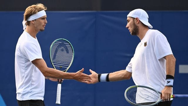 Alexander Zverev (l) und Jan-Lennard Struff starteten erfolgreich in die Sommerspiele in Tokio. Alexander Zverev (l) und Jan-Lennard Struff starteten erfolgreich in die Sommerspiele in Tokio.
