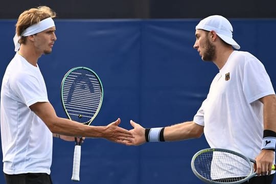 Alexander Zverev (l) und Jan-Lennard Struff starteten erfolgreich in die Sommerspiele in Tokio.