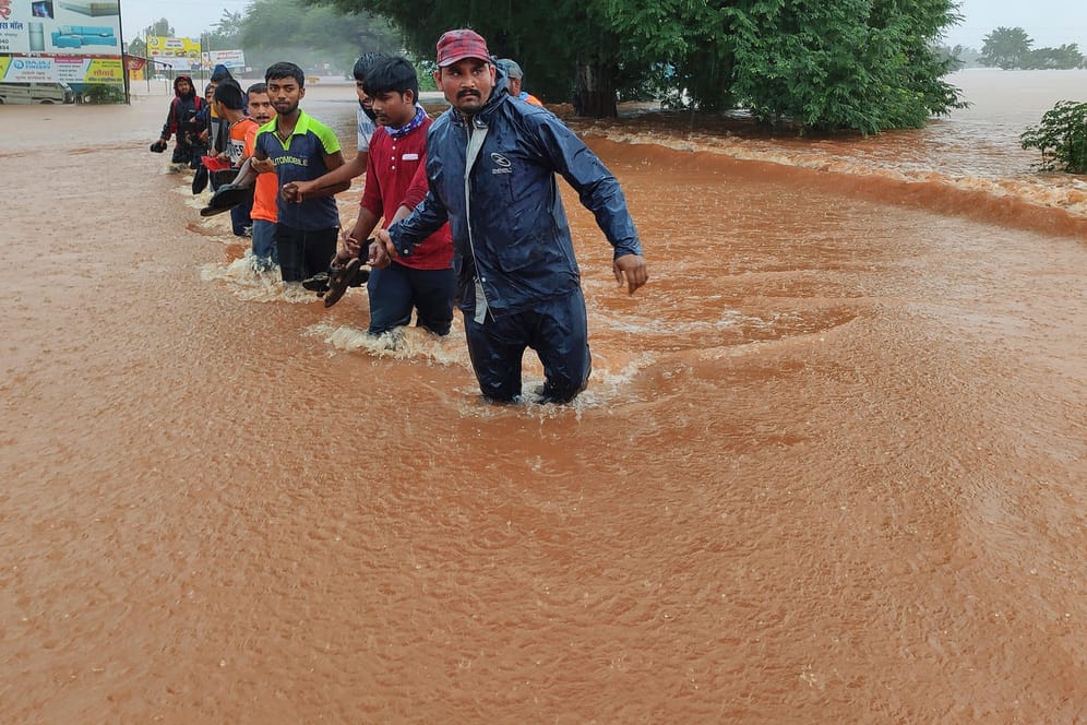 Überflutung in Kolhapur: Dutzende Menschen sind in Folge des heftigen Monsunregens bereits ums Leben gekommen.