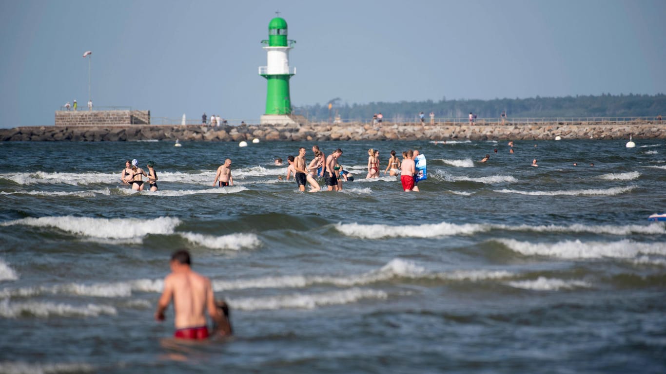 Warnemünde: Das RKI warnt vor potenziell gefährlichen Bakterien in der Ostsee.