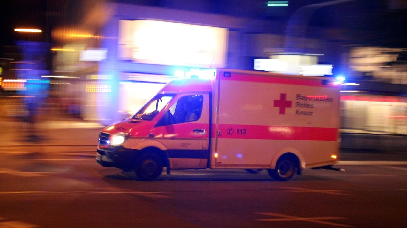 Ein Rettungswagen im Einsatz (Symbolbild): In Essen ist ein 20-Jähriger durch einen Messerstich verletzt worden.