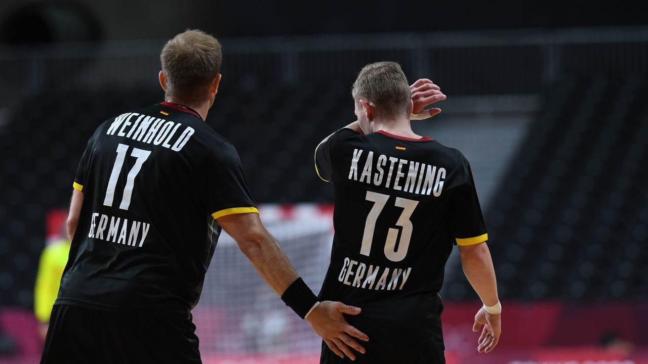 Steffen Weinhold (l) und Timo Kastening versuchen sich Mut zuzusprechen.